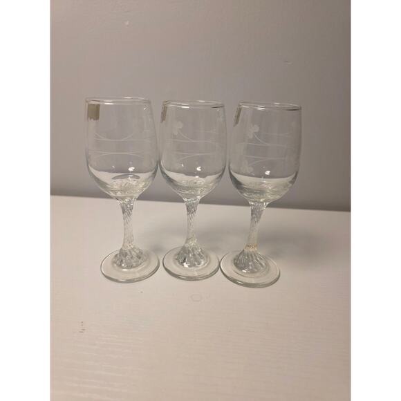 Eamon Glass Wine Glasses Hand-Engraved in Ireland Claddagh Shamrock Twisted Stem - Picture 2 of 5